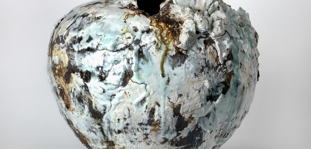 Large Moon Jar 1. Hirai, Akiko (2018) Given by Nicholas and Judith Goodison through the Art Fund. © Akiko Hirai.